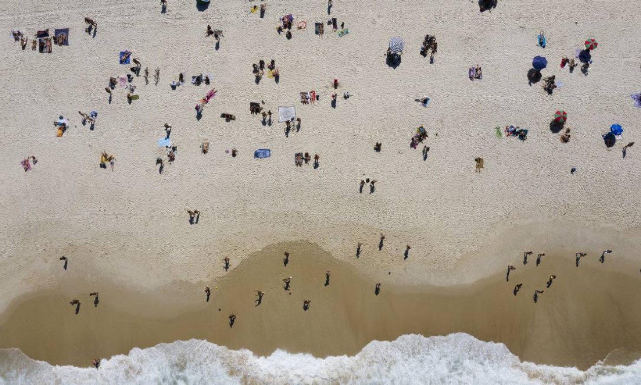 Praia de Copacabana na manhã desta terça-feira, com movimento intenso de banhistas nas areias, o que ainda não é permitido. Crivella, anunciou que a Praia de Copacabana, na Zona Sul, será "projeto piloto" para teste de marcação de lugar na faixa de areia Foto: Gabriel Monteiro / Agência O Globo