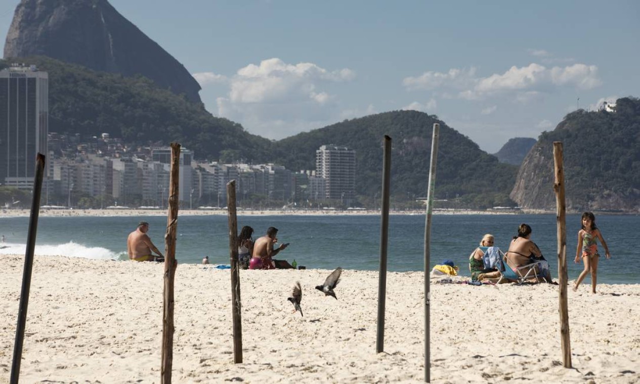Projeto da prefeitura pretende colocar cada um no seu quadrado nas praias do Rio enquanto durar a pandemia Foto: Ana Branco / Agência O Globo