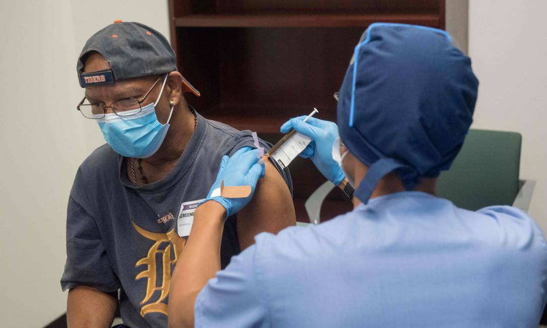 Voluntário de Detroit, no Michigan, recebe potencial vacina contra a Covid-19 desenvolvida pela Moderna Inc. Foto: Henry Ford Health System / AFP