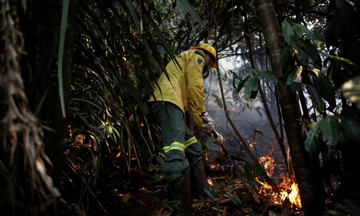 Membro da brigada de incêndio do Instituto Brasileiro do Meio Ambiente e dos Recursos Naturais Renováveis (Ibama) tenta controlar um incêndio em uma área da floresta amazônica, em Apuí, no Amazonas Foto: UESLEI MARCELINO / REUTERS