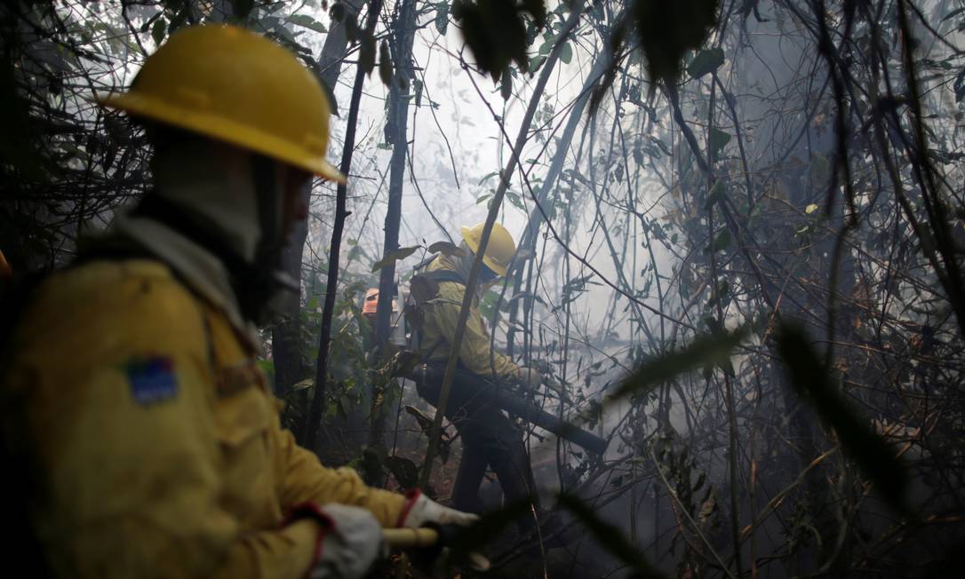 Membro da brigada de incêndio do Instituto Brasileiro do Meio Ambiente e dos Recursos Naturais Renováveis (Ibama) tenta controlar um incêndio em uma área da floresta amazônica em Apuí, no Amazonas Foto: UESLEI MARCELINO / REUTERS