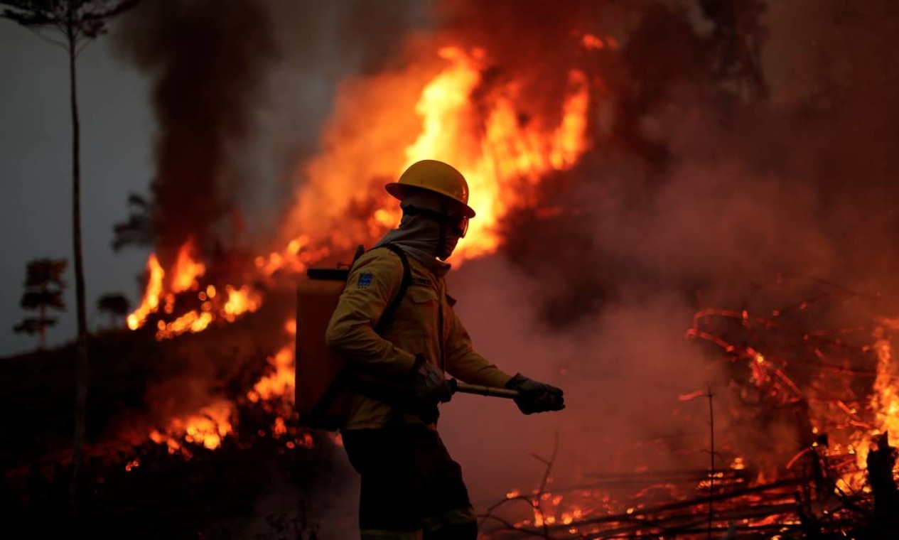 Membro da brigada de incêndio do Instituto Brasileiro do Meio Ambiente e dos Recursos Naturais Renováveis (Ibama) tenta controlar um incêndio em uma área da selva amazônica em Apuí, Estado do Amazonas Foto: UESLEI MARCELINO / REUTERS