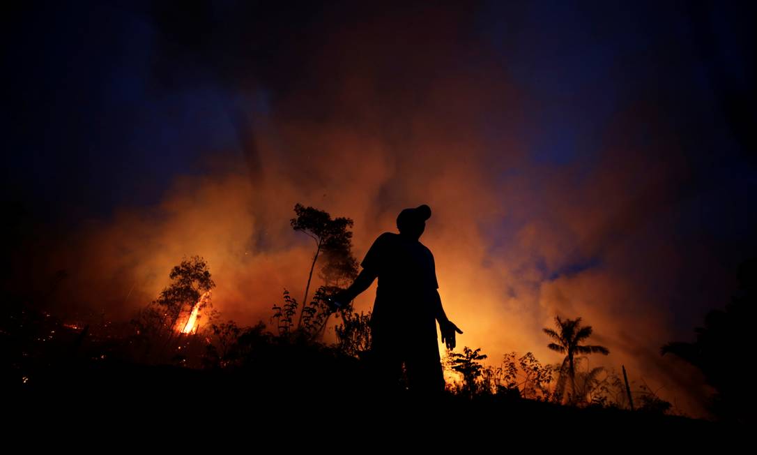 Uma das técnicas de combate às chamas é o aceiro, retirada de faixa de vegetação, por meio da queimada controlada ou manualmente. Quando o incêndio florestal encontra a faixa já degradada perde força pela falta de combustível para se alastrar Foto: UESLEI MARCELINO / REUTERS