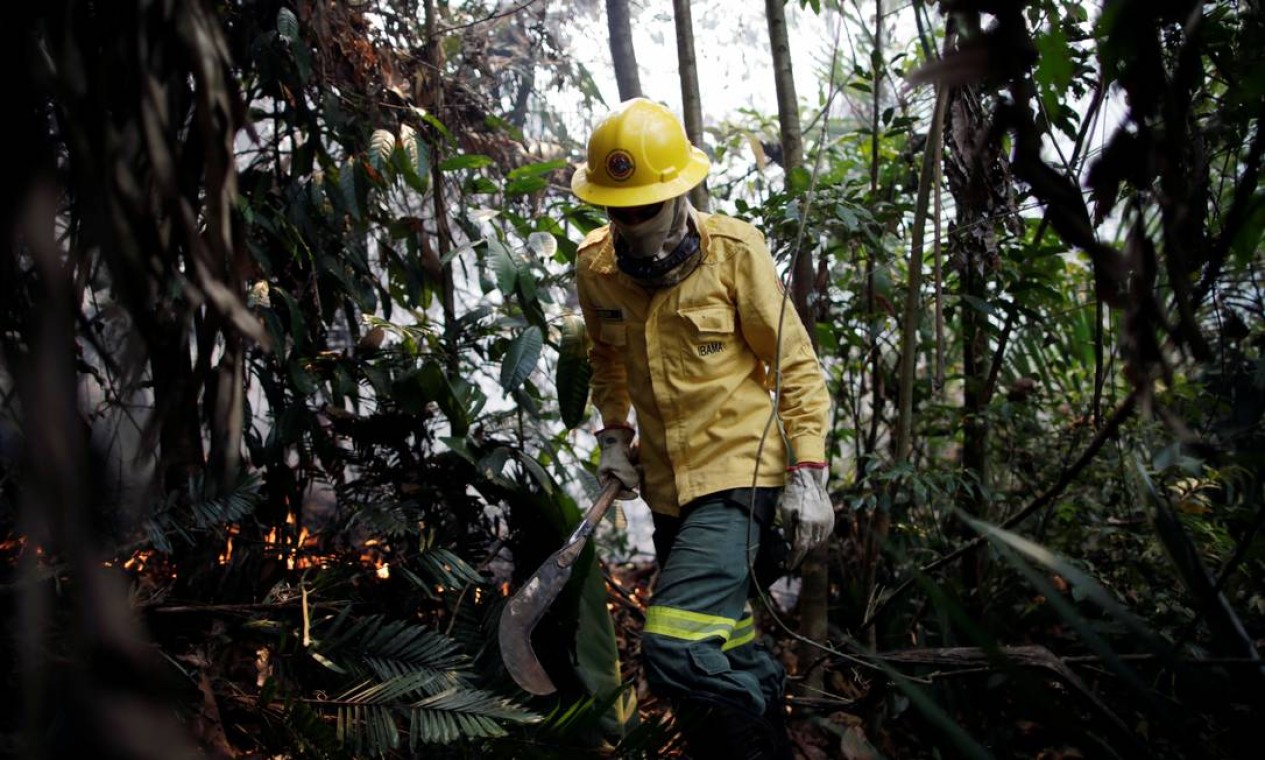 Membros da brigada de incêndio do Instituto Brasileiro do Meio Ambiente e dos Recursos Naturais Renováveis (IBAMA) tentam controlar pontos quentes em uma área da selva amazônica perto de Apuí, Estado do Amazonas, Brasil em 10 de agosto de 2020. Foto tirada em 10 de agosto de 2020. REUTERS / Ueslei Marcelino Foto: UESLEI MARCELINO / REUTERS