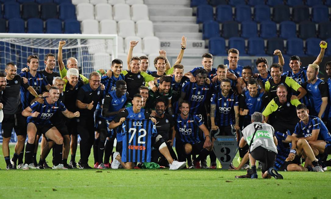 Jogadores da Atalanta posam para foto após jogo com a Inter de Milão Foto: Alberto Lingria / REUTERS