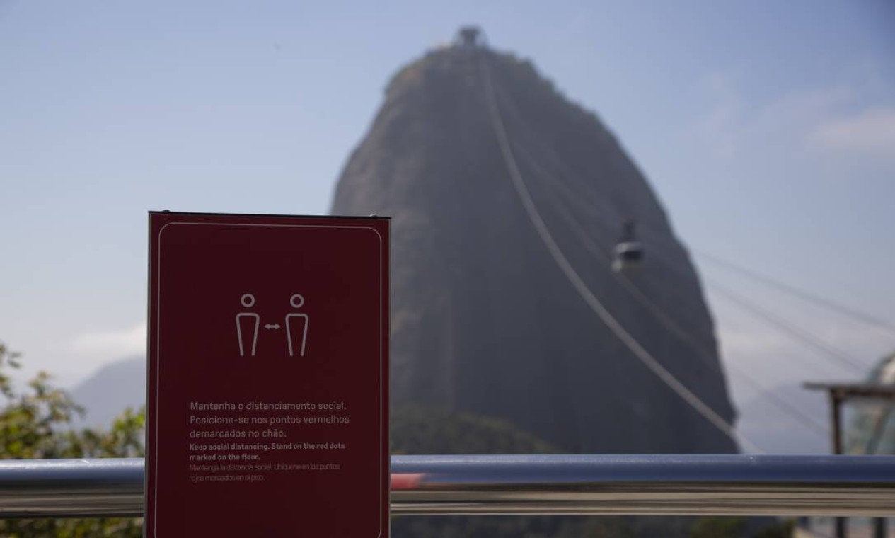 Sinalização alerta visitantes quanto o distanciamento social entre visitantes no Pão de Açúcar Foto: Gabriel Monteiro / Agência O Globo