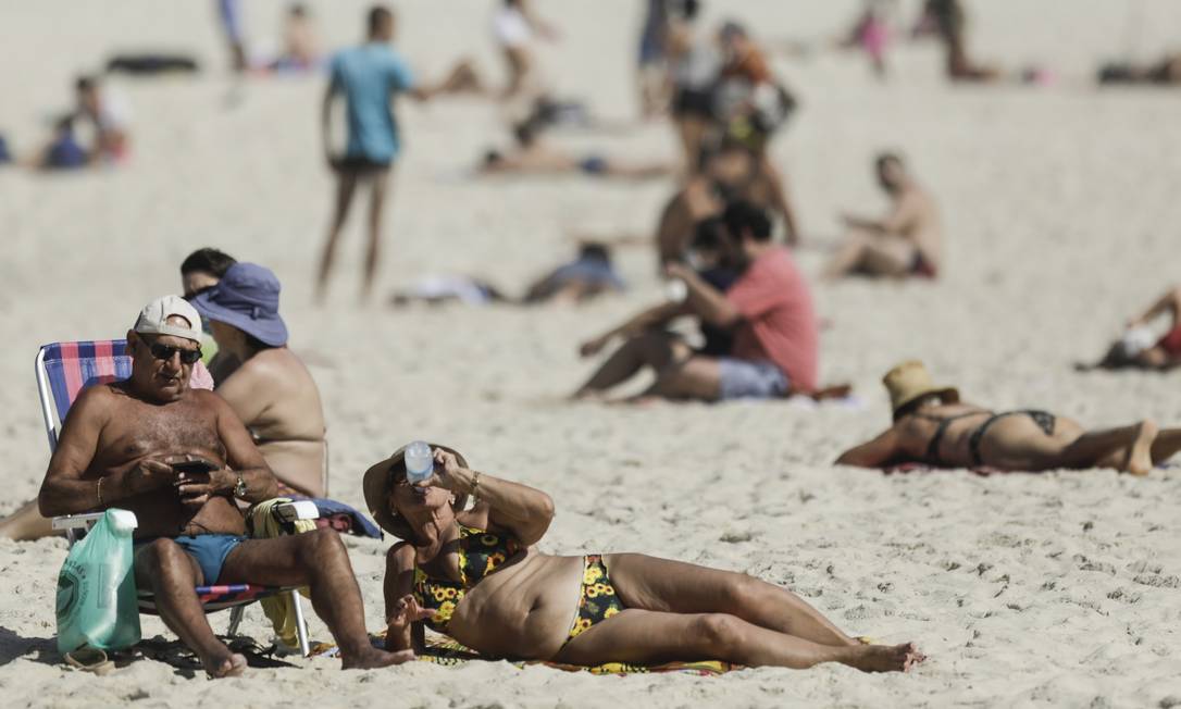 Sem máscaras e repousando na areia, pessoas mais uma vez compareceram a Copacabana, nesta quarta-feira Foto: Gabriel de Paiva / Agência O Globo