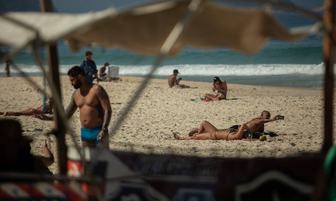 Banhistas na praia de Copacabana nesta quarta-feira Foto: BRENNO CARVALHO / Agência O Globo