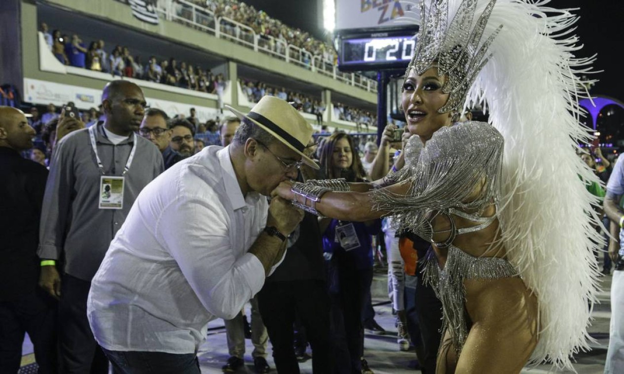 No carnaval, o governador Wilson Witzel beijas as mãos de Sabrina Sato durante desfile da Vila Isabel na Marquês de Sapucaí Foto: Gabriel Monteiro / Agência O Globo - 24/02/2020
