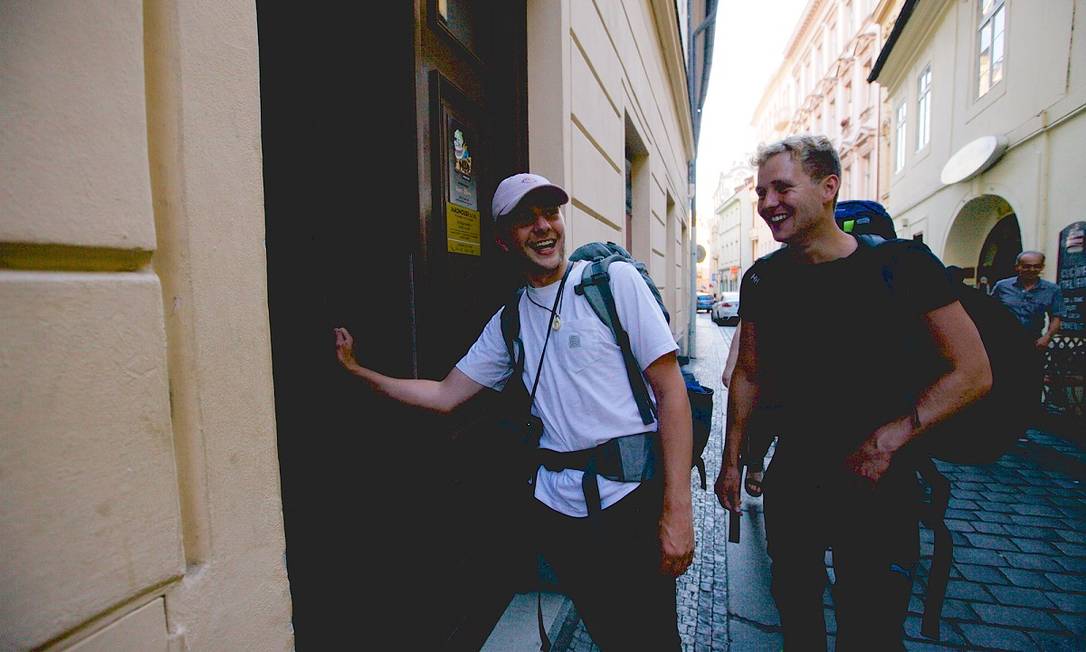Mochileiros Pim Joosten e Han Welvaarts entram no hostel Madhouse, em Praga, na República Tcheca Foto: Pavel Horejsi / The New York Times