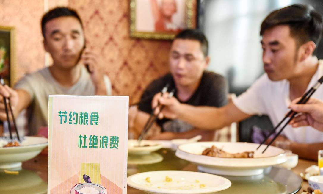 Chineses em um restaurante na cidade de Handan, na província de Hebei Foto: AFP