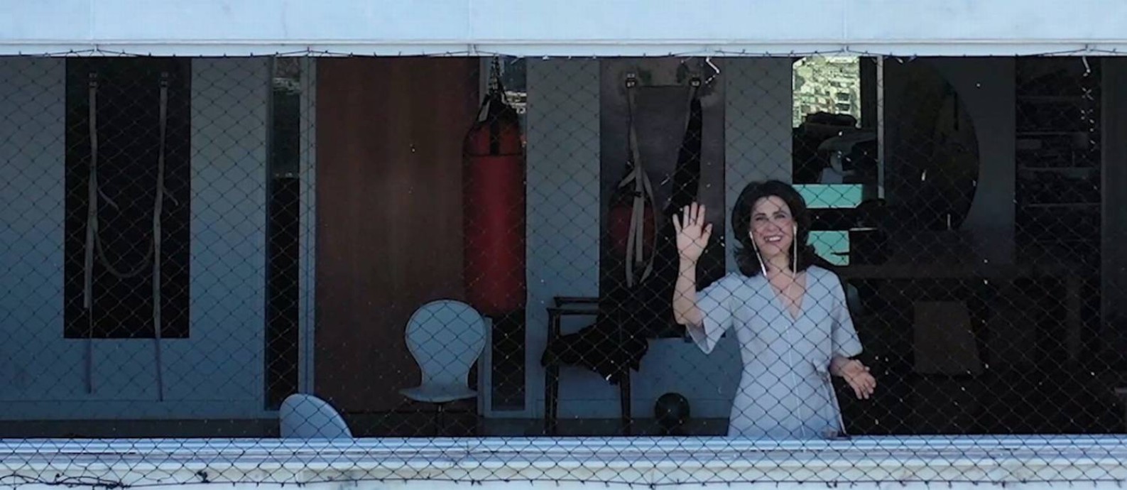 Fernanda Torres em sua janela, de onde deu entrevista Foto: Brenno Carvalho 