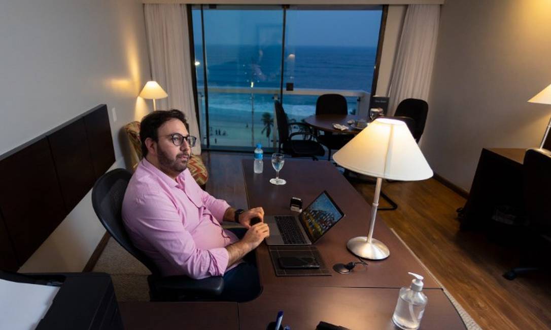 O médico Camilo Abbud usa "room office" de hotel para teleconsultas Foto: Leo Martins / Agência O Globo