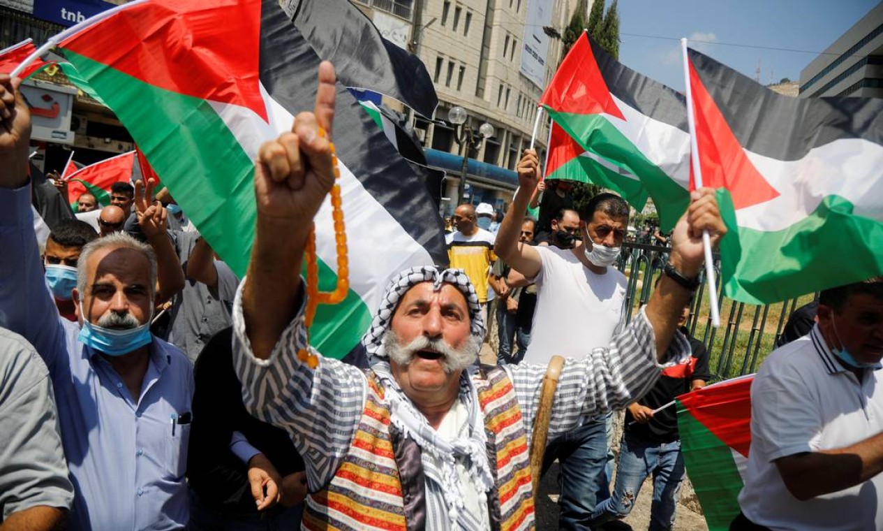 Palestinos participam de um protesto contra o acordo dos Emirados Árabes Unidos com Israel para normalizar as relações, em Nablus, na Cisjordânia. Para palestinos, os Emirados não podem falar em nome de todo povo árabe Foto: RANEEN SAWAFTA / REUTERS