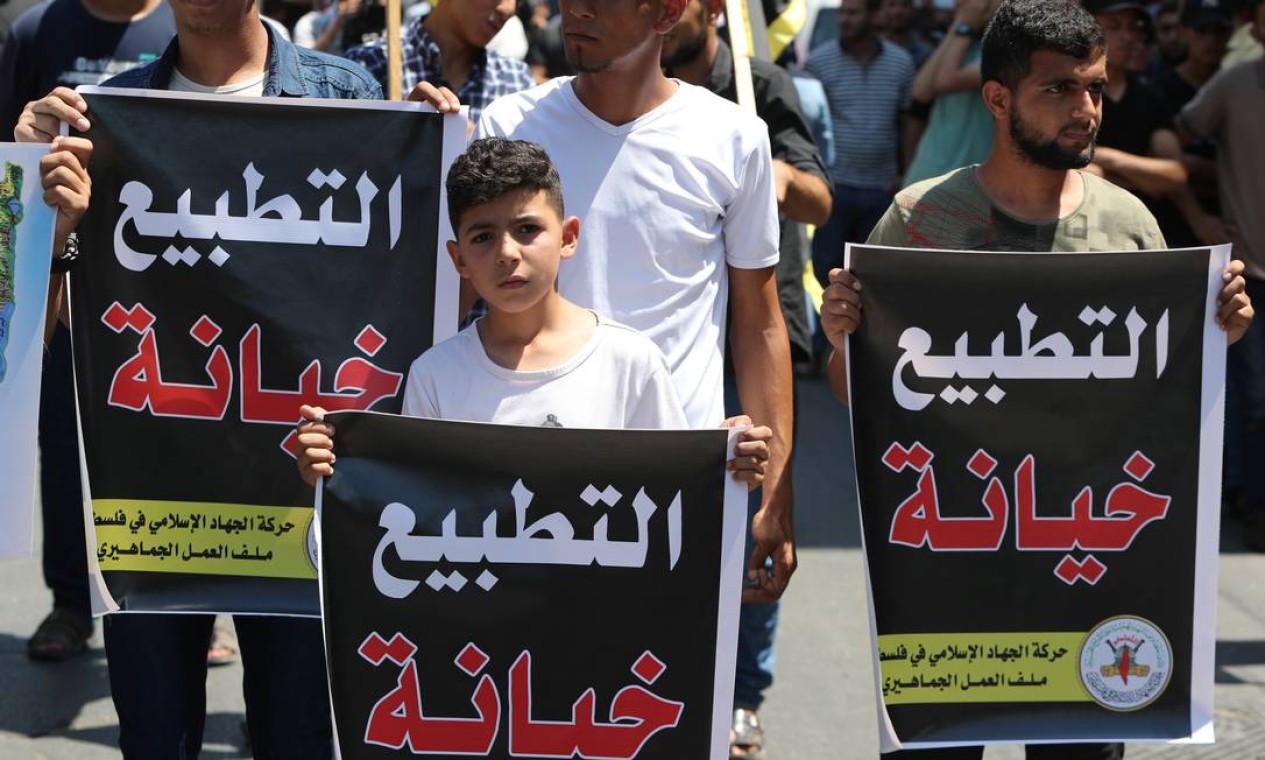 Jovens seguram cartazes que dizem: "obediência é traição" Foto: MOHAMMED SALEM / REUTERS