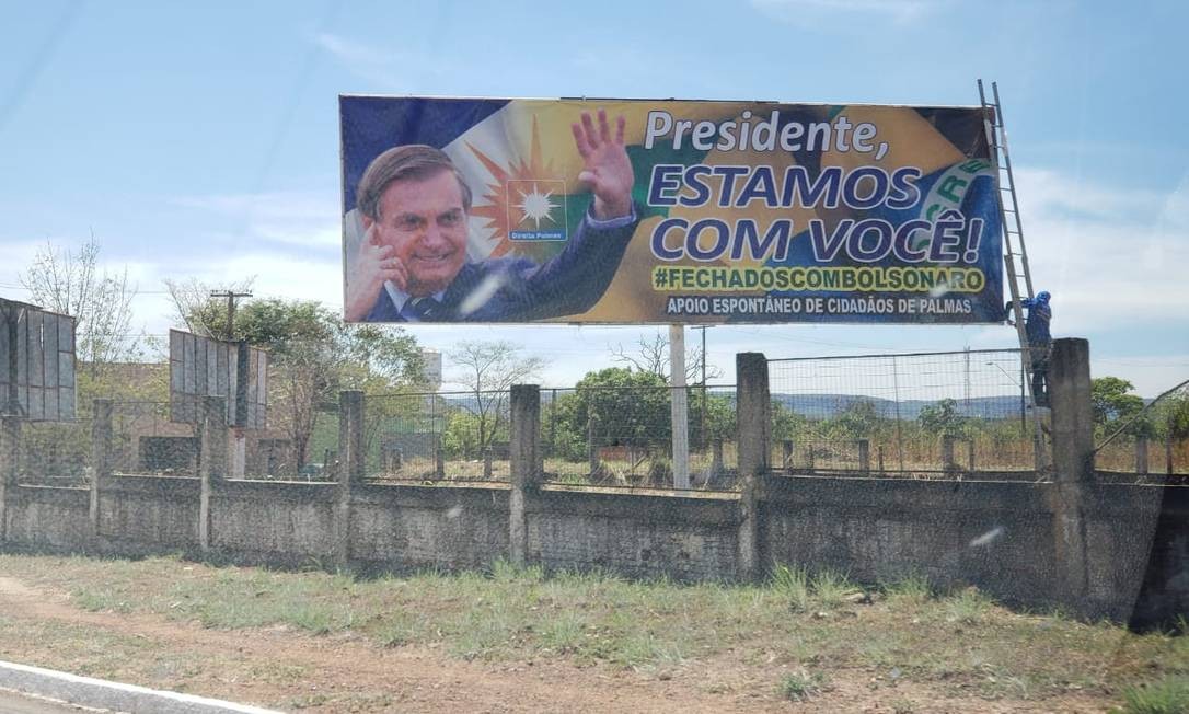 Manifestações de apoio a Bolsonaro também tomaram outdoors pelo país Foto: Reprodução