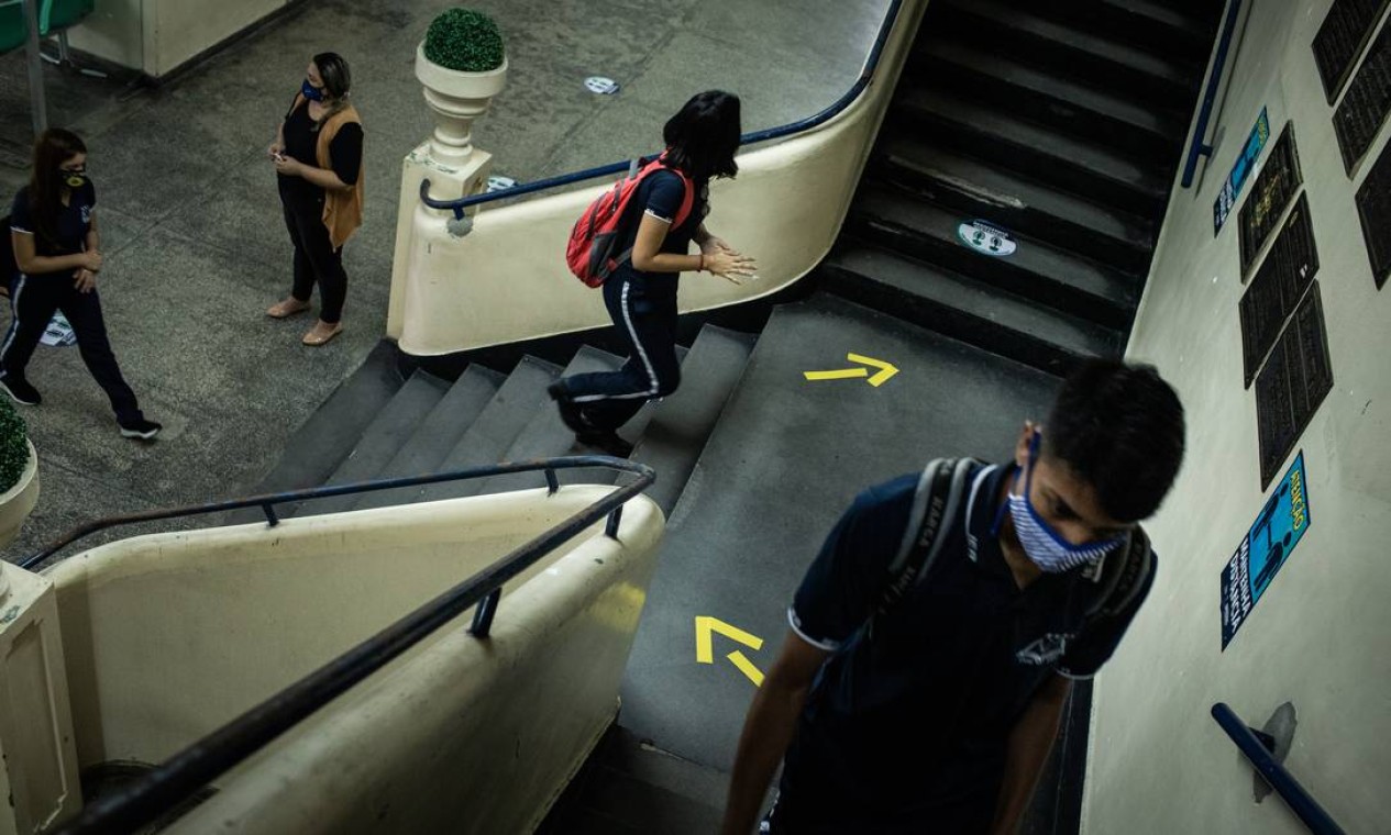 Sinais foram instalados no chão da escola para orientar o fluxo de alunos pelos corredores, a fim de evitar aglomerações no acesso às salas de aula Foto: Raphael Alves / Agência O Globo