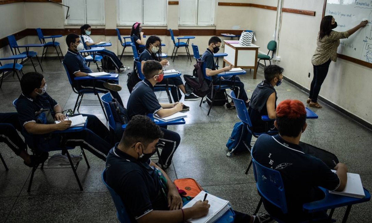 Estudantes sentam-se em cadeiras intercaladas. Aproximadamente 110 mil alunos regressaram às aulas, segundo a Secretaria de Estado da Educação do Amazonas Foto: Raphael Alves / Agência O Globo