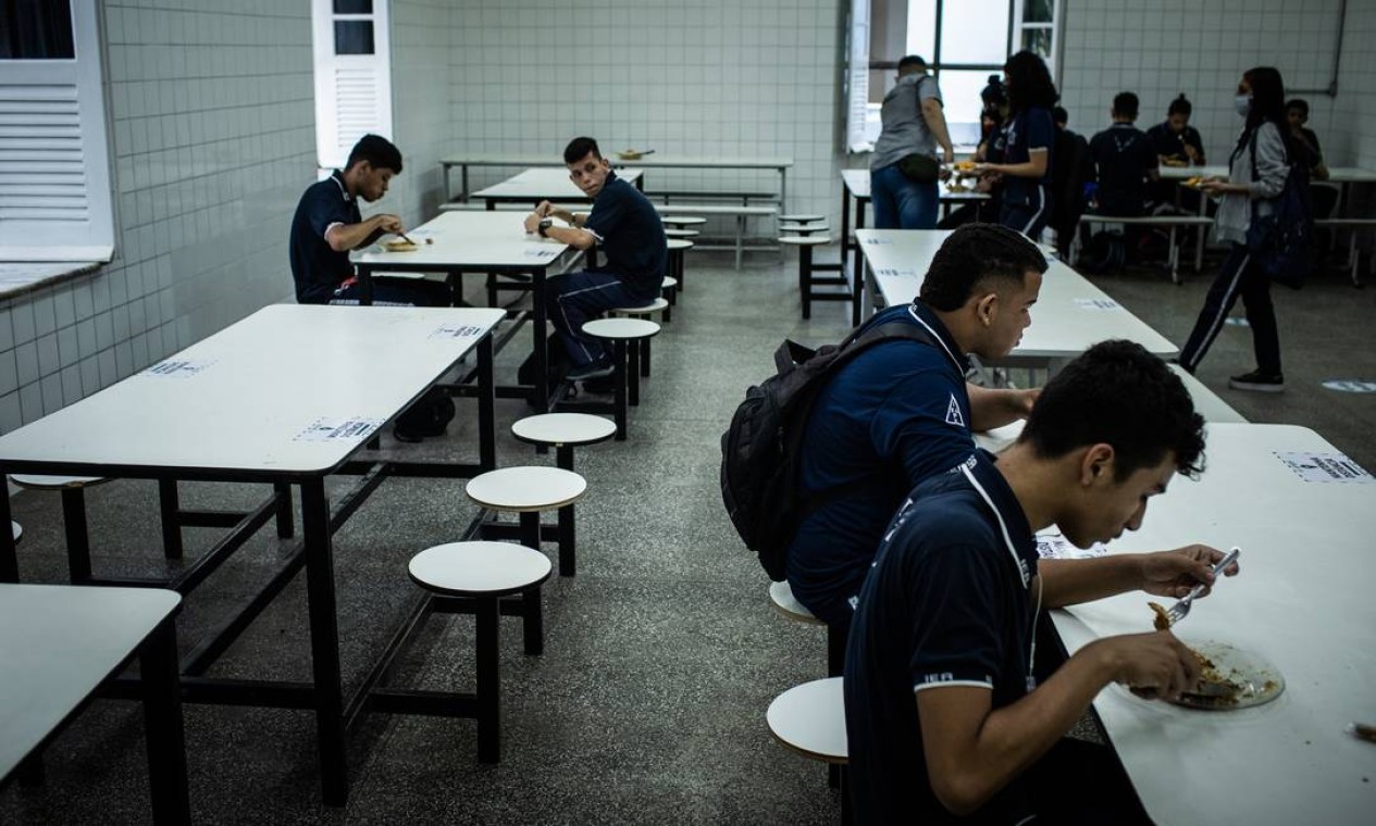 Alunos do IEA no refeitório do colégio durante o horário de almoço Foto: Raphael Alves / Agência O Globo