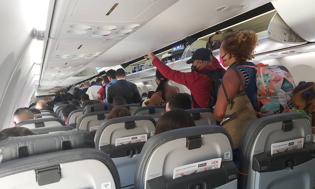 Fila e aglomeração marcaram o desembarque do voo onde estava o publicitário Hélcio Vieira Foto: Arquivo pessoal