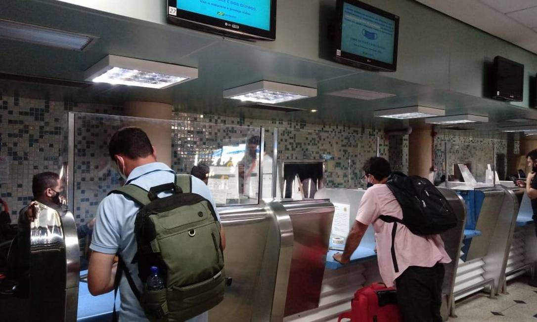 Passageiros fazem check-in em balcões protegidos por acrílicos no Aeroporto de Teresina Foto: Infraero