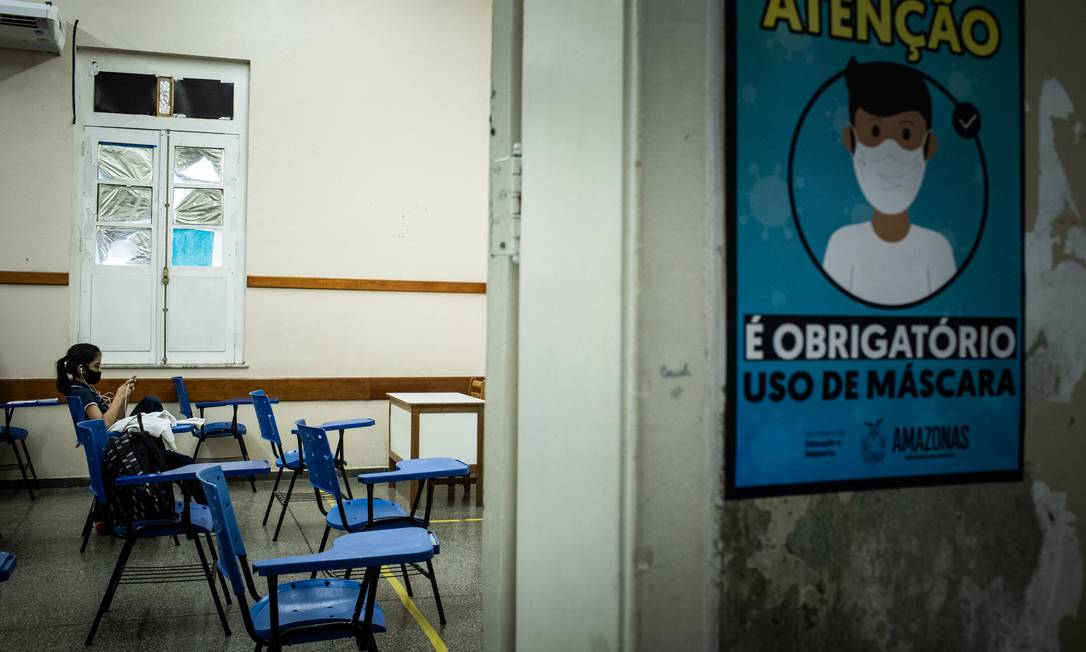 Aulas da rede estadual de ensino do Amazonas foram retomadas no dia 10 de agosto, sob protestos de organizações de profissionais da educação e grupos estudantis Foto: Raphael Alves / Agência O Globo