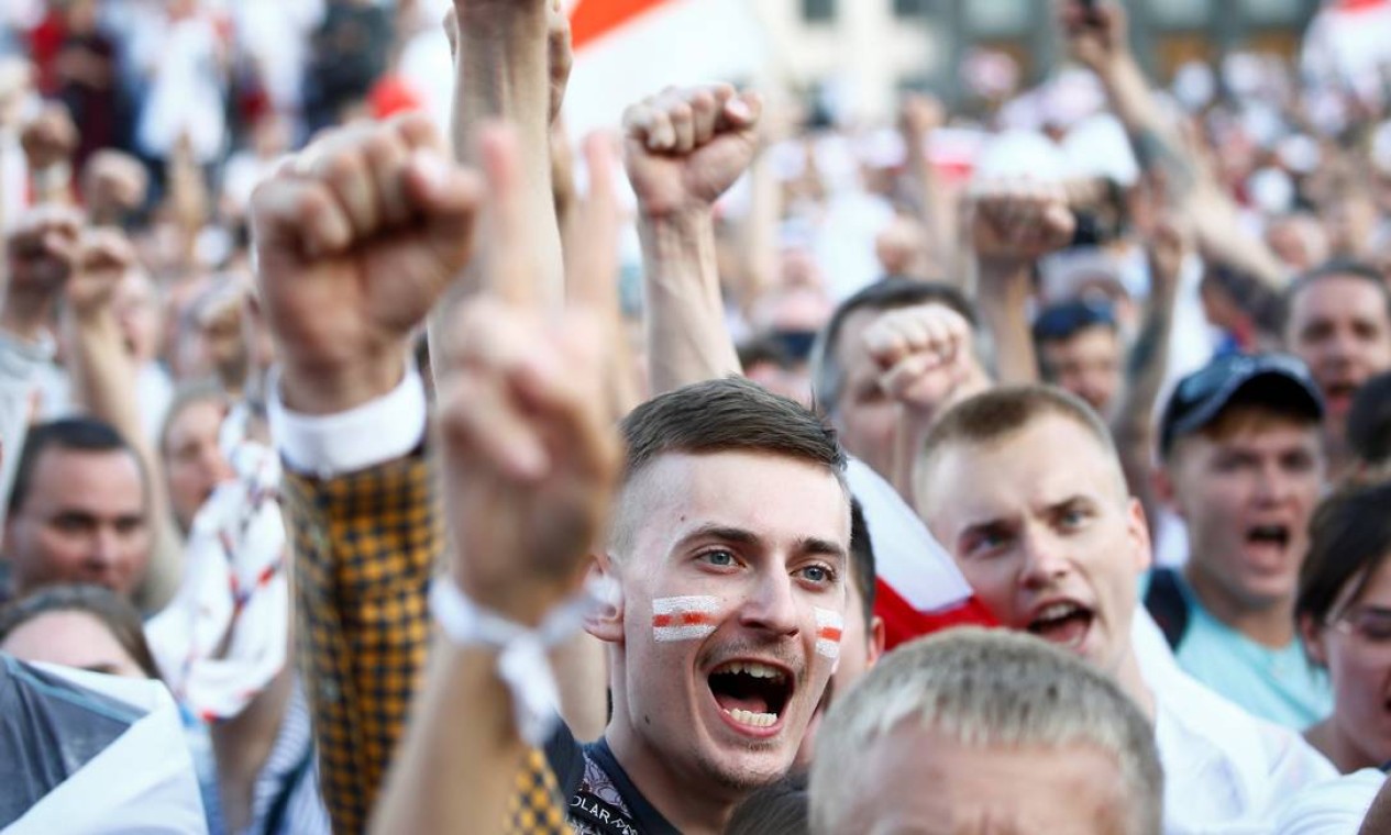 Agosto - Manifestantes participam de um protesto contra o presidente bielorrusso Alexander Lukashenko, suspeito de fraudar eleições. Ele é conhecido como "o último ditador da Europa" Foto: VASILY FEDOSENKO / REUTERS - 16/08/2020