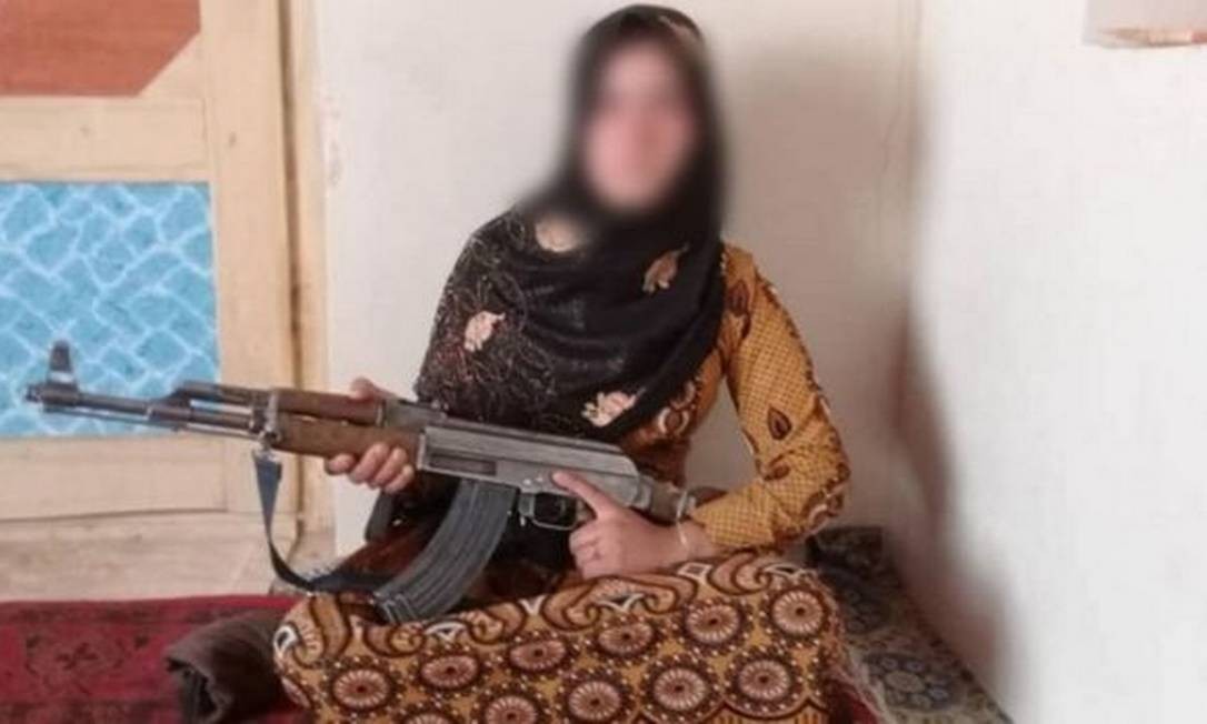 Uma fotografia da jovem com a AK-47 foi muito compartilhada Foto: Reprodução
