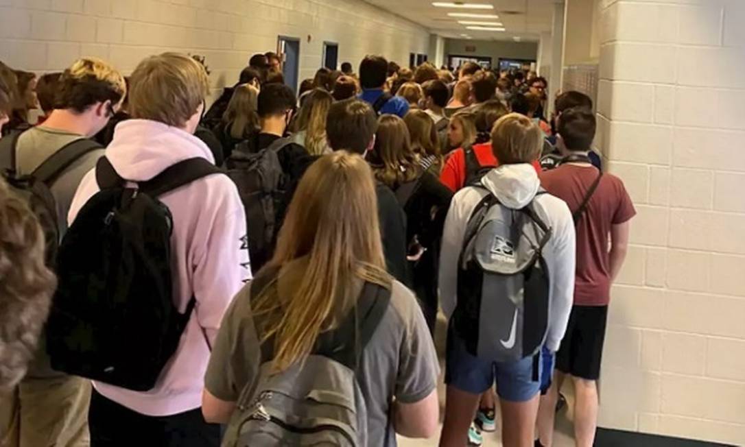 Imagem de corredor lotado em escola americana da Geórgia viralizou no início do mês Foto: Reprodução 