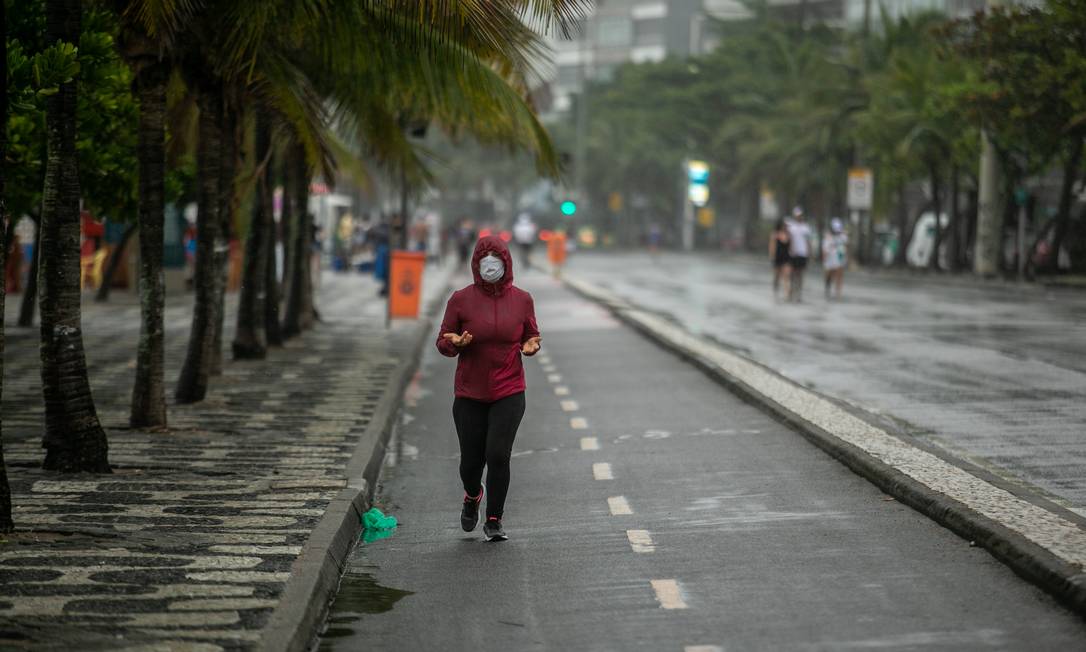 Carioca se exercita na orla da Zona Sul: com chuva e temperatura amena , menos aglomerações na cidade desde domingo Foto: Brenno Carvalho / Agência O Globo