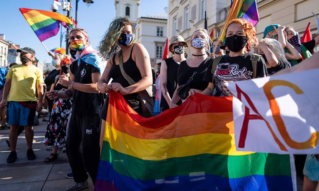 Manifestantes e ativistas LGBT fazem protesto em Varsóvia, no último domingo Foto: WOJTEK RADWANSKI / AFP