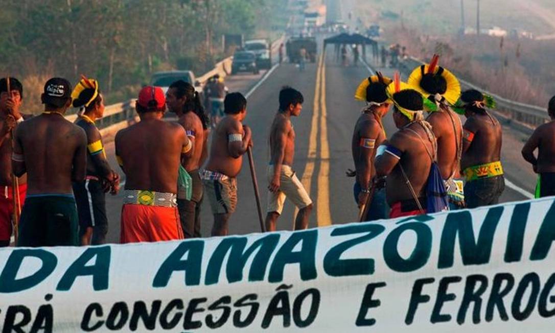 Indígenas impedem passagem de veículos em rodovia no Pará Foto: João Laet/AFP
