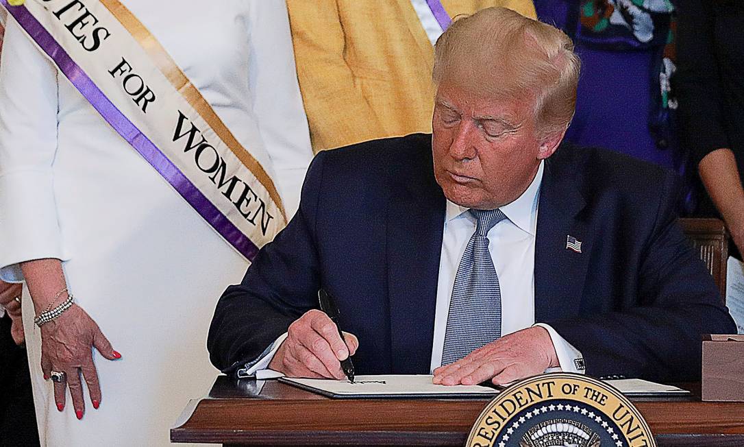 Donald Trump assina proclamação que marca o centenário da ratificação da 19ª Emenda Foto: CARLOS BARRIA / REUTERS/18-08-2020