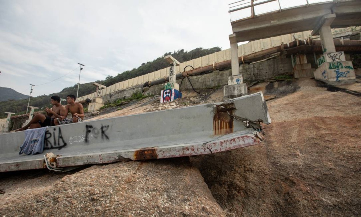 Trecho onde já houve uma queda da estrutura no ano passado, às margens da Avenida Niemeyer Foto: Brenno Carvalho / Agência O Globo - 18/08/2020