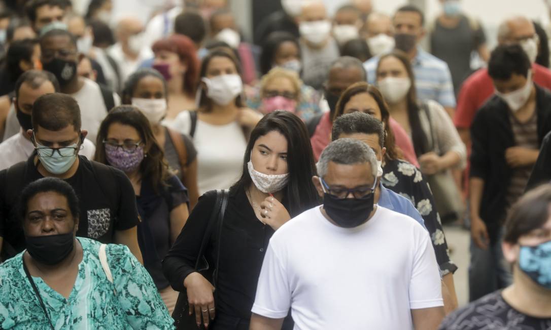Estudo indica que algumas pessoas sem sinais da doença têm uma carga viral, isto é, uma concentração de vírus, muito grande Foto: Gabriel de Paiva / Agência O Globo
