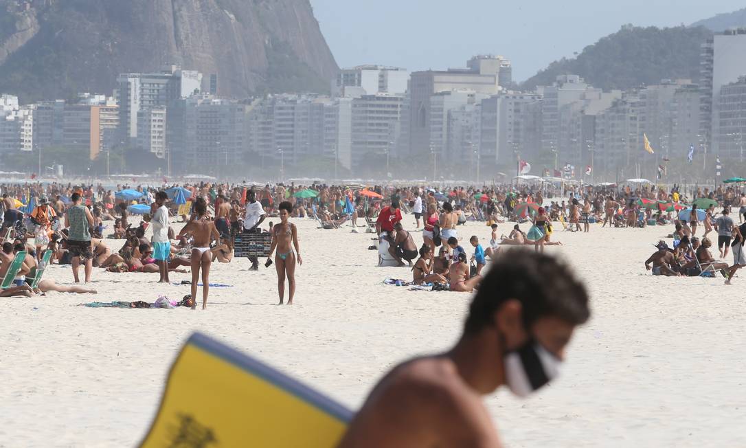 Movimentação no sábado: mesmo com proibição, areia tem ficado cheia aos fins de semana; número de casos registrados têm sido grande na capital Foto: Pedro Teixeira em 15-8-2020 / Agência O Globo