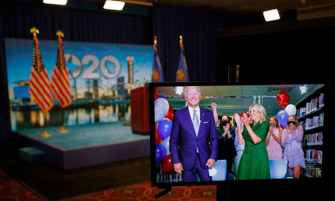 Longe do palco da convenção nacional democrata, Joe Biden recebe a notícia da indicação à candidatura do partido à presidência Foto: BRIAN SNYDER / AFP