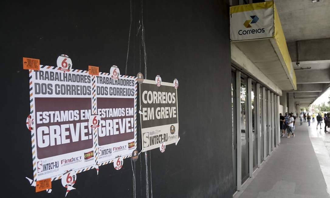 Greve dos Correios: adesão de 70% dos funcionários, segundo sindicato. Foto: Gabriel de Paiva / Agência O Globo
