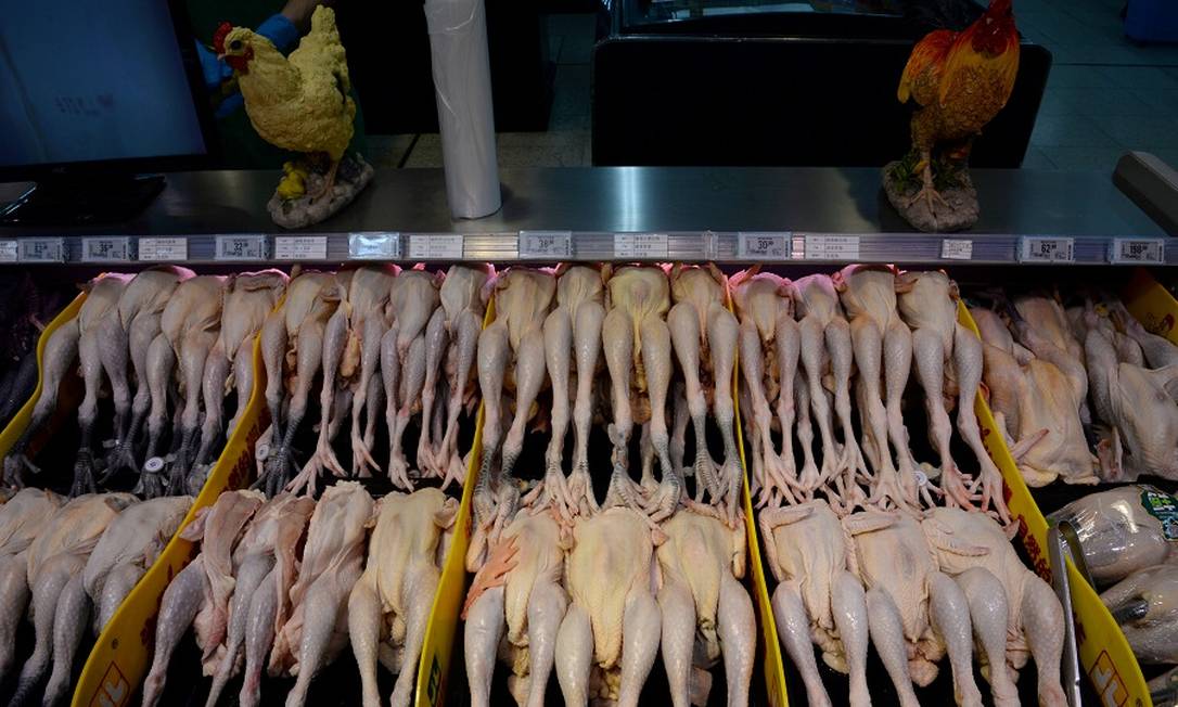 Frangos à venda em Pequim, na China: analistas questionam contaminação de Covid por comida Foto: Tingshu Wang / REUTERS