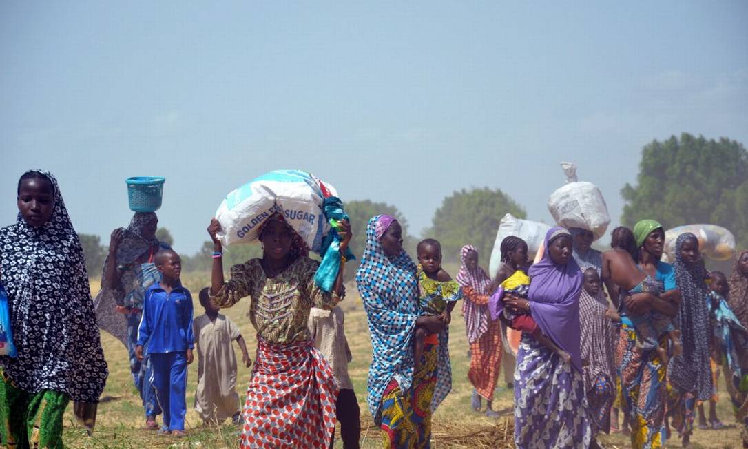 Mulheres e crianças são forçadas a abandonar seu vilarejo perto de Maiduguri, região onde jihadistas também realizaram ataques nesta semana Foto: STRINGER / APF / 3-7-2015