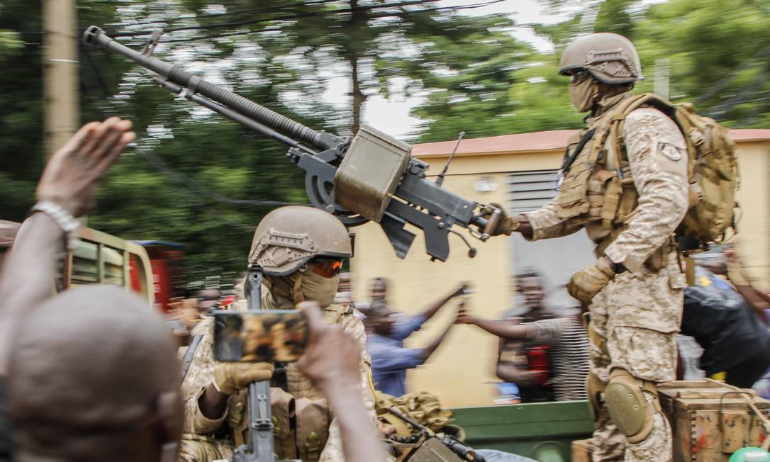 Militares do Mali após o golpe que prendeu o presidente Ibrahim Boubacar Keita e o levou a renunciar Foto: AFP