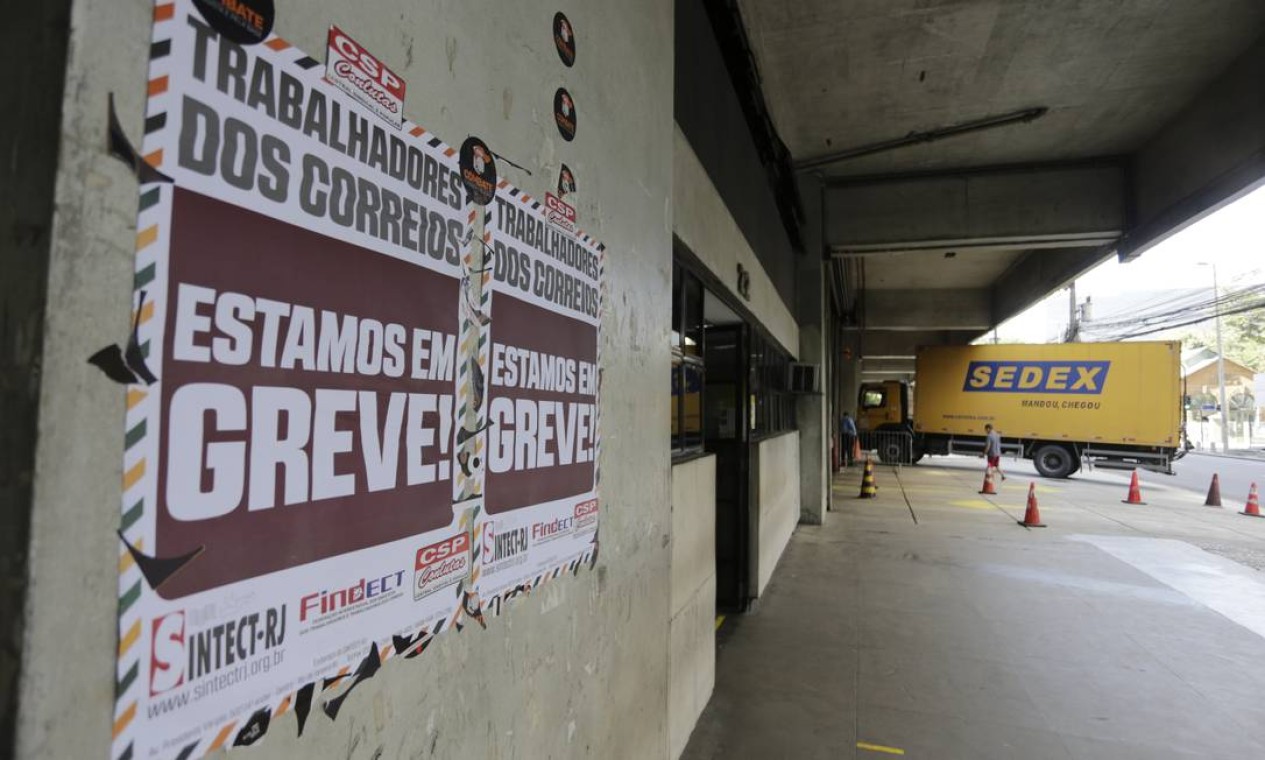 Correios Em Greve Contrários à Privatização Funcionários Cruzam Os Braços Por Tempo 3881