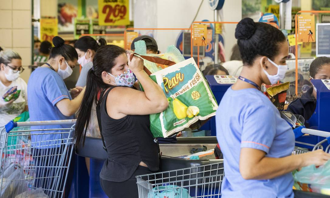 Os consumidores poderão sacar nos caixas dos supermercados Foto: Ana Branco / Agência O Globo