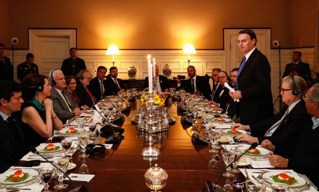 Em jantar na embaixada brasileira em Washington, Bannon pode ser visto ao lado esquerdo do presidente Jair Bolsonaro Foto: Alan Santos / AFP / 17-3-2019