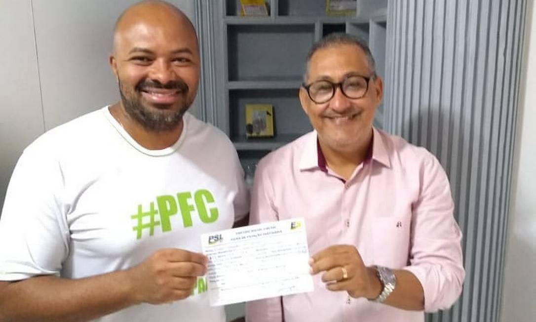 Pedro Teodoro (na foto, à esquerda), comemora sua filiação ao PSL ao lado de Delcimar de Oliveira, presidente da legenda na região Foto: Reprodução
