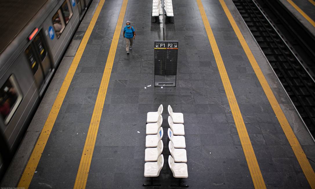 Estação Estácio do metrô vazia em meados de agosto de 2020. Setor do transporte afetado pelos sintomas ecnomômicos do vírus Foto: Hermes de Paula / Agência O Globo - 19/08/2020