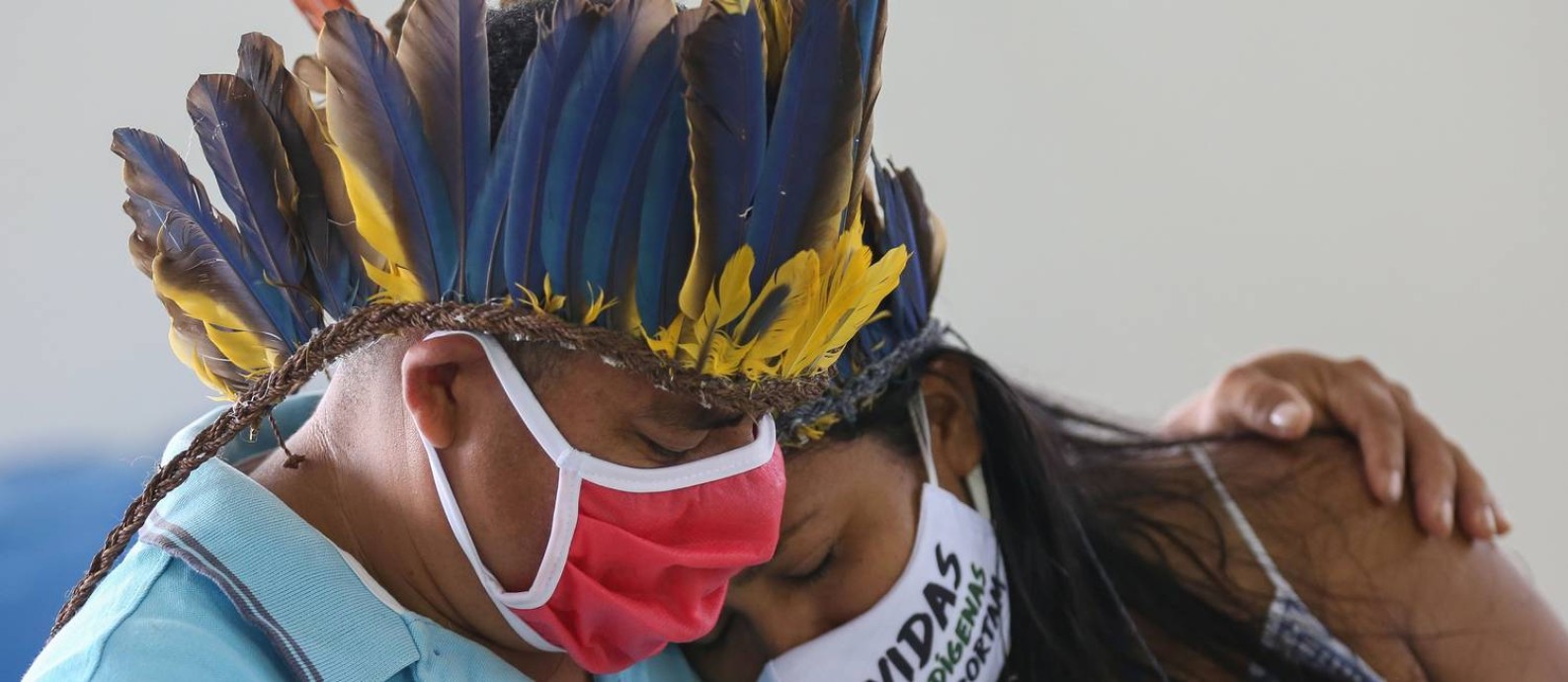 Indígenas em funeral de vítima de coronavírus em Manaus Foto: MICHAEL DANTAS/AFP
