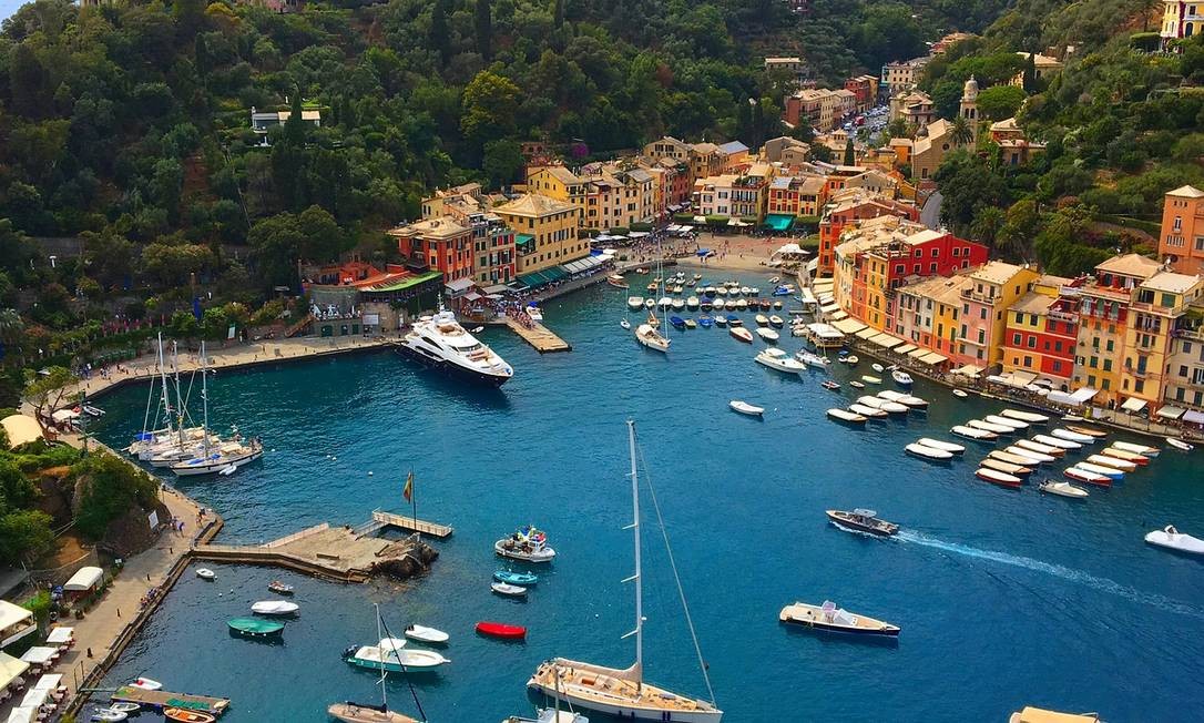 La Piazzetta, a praça central de Portofino, na Riviera Ligure, pertinho de Gênova, na Itália Foto: Corine Veen / Reprodução / Pixabay