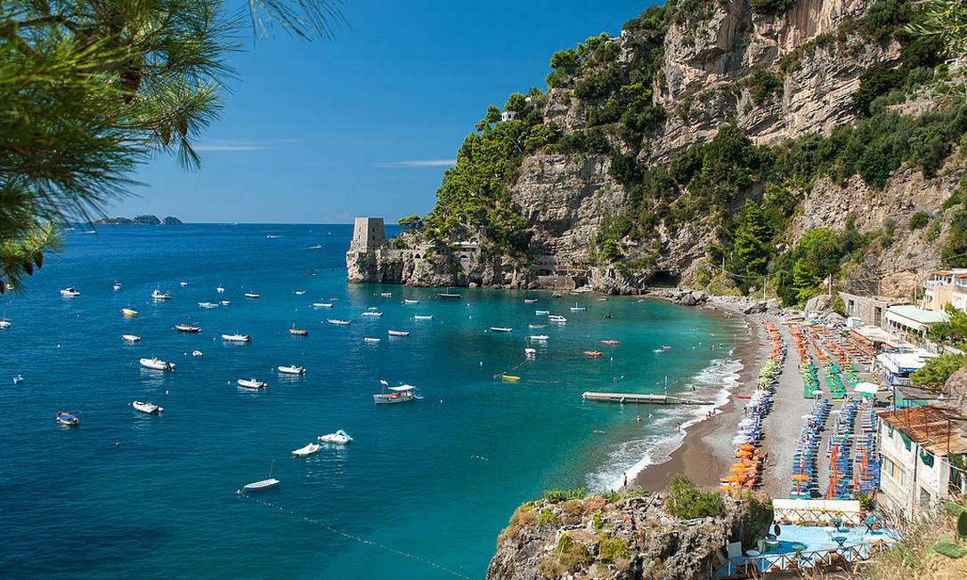 Praia de Fornillo, uma das mais conhecidas da cidade de Positano, na Costa Amalfitana, no sul da Itália Foto: Mihael Grmek / Wikimedia Commons / Reprodução