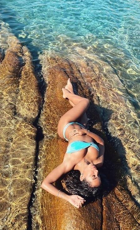 Anitta numa praia na Sardenha, na Itália Foto: Reprodução / Instagram